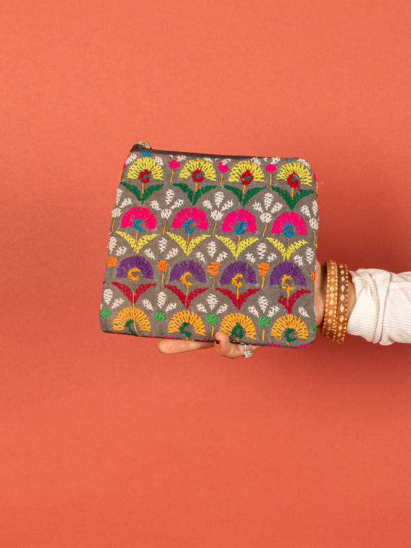 GUYARAT COSMETIC BAG 01