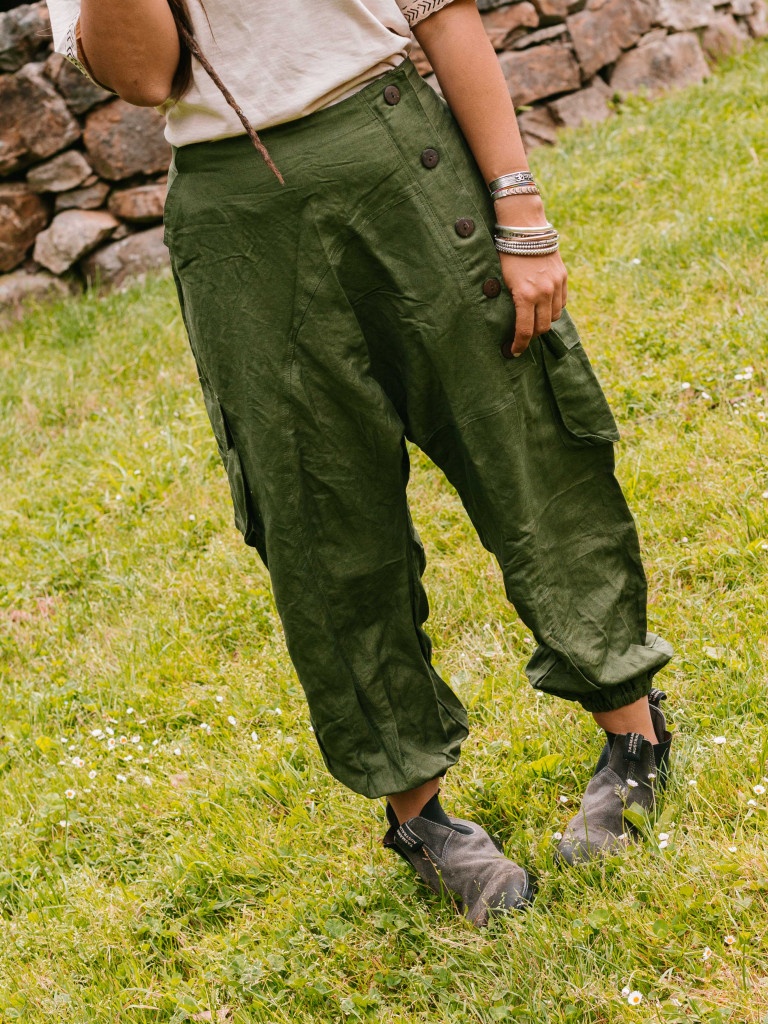 GREEN ON THE LINEN TROUSERS