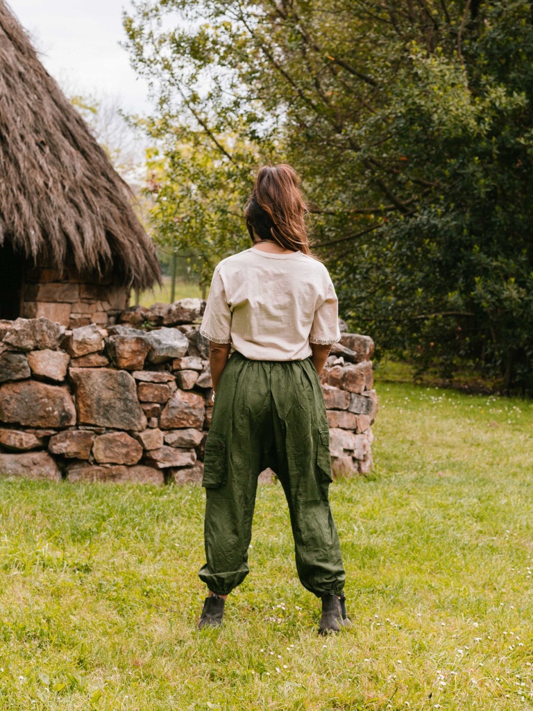 GREEN ON THE LINEN TROUSERS